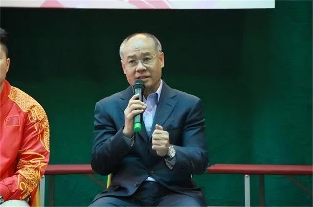 李宁|“体操王子”李宁身价百亿，58岁头发脱落，59岁妻子仍风韵犹存