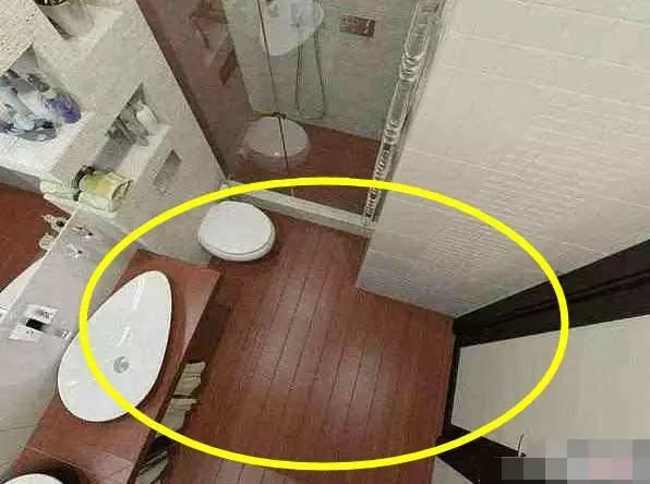 邻居卫生间不铺瓷砖反而铺木板,我开始笑他,听完才知省钱又好用