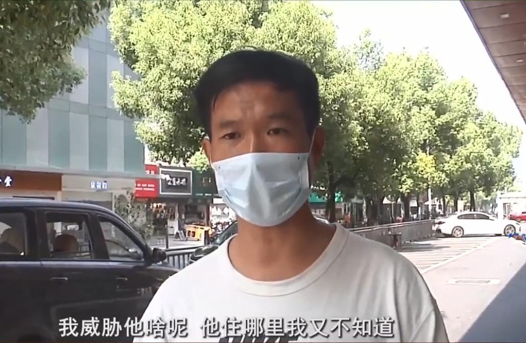一辆车占2个车位?浙江一收费员去劝阻后,被司机打一拳躺在地上