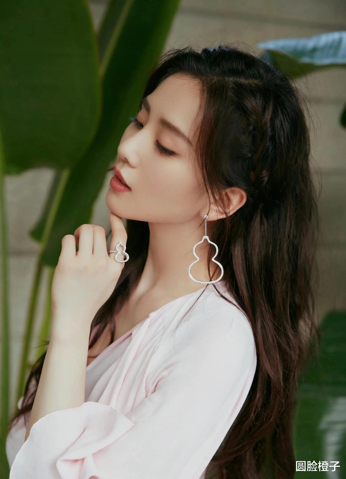 刘诗诗|刘诗诗的身段太美了,穿藕粉色长裙浪漫优雅,戴夸张耳环贵气十足