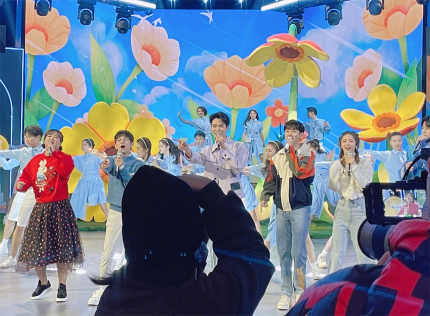 龚俊|龚俊《你好星期六》路透，与贾玲同台，新鲜阵容太有看点