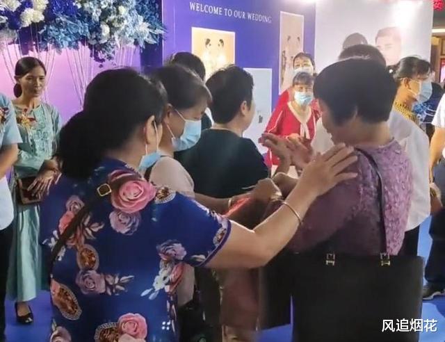 广东:婚宴上不收礼金,主人家只撕红包一角