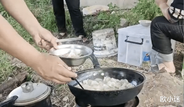 上海市|老司机送货被困上海15天，路边搭灶钓鱼挖野菜，直播野外求生爆红