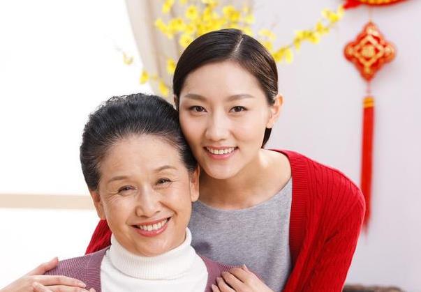 人到晚年,儿子跟女儿谁更亲,5旬老母终于知道了答案