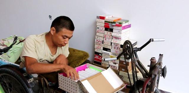 5岁时被亲生父亲踢成终身残疾,瘫痪20余年,靠贴膜买下第一套房