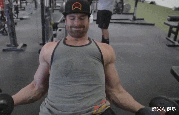 哑铃|俄罗斯腕力冠军丹尼斯,臂围接近60CM,2根手指就能捏碎核桃