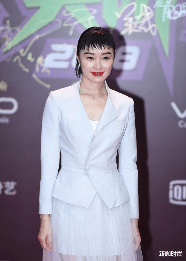 狗啃刘海 吴越得罪了发型师？“狗啃刘海”暴露大饼脸，满屏都是油腻感