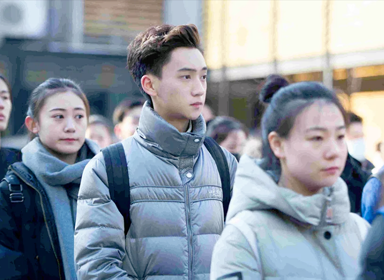 汤唯|素人男孩喜提上戏专业第一，与老师相拥而泣，众人却因颜值而沦陷