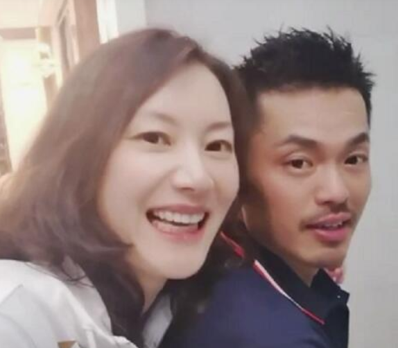 莫布里|林丹全家福出炉！6岁儿子像妈妈，41岁妻子是总裁，一把抱住林丹太甜蜜