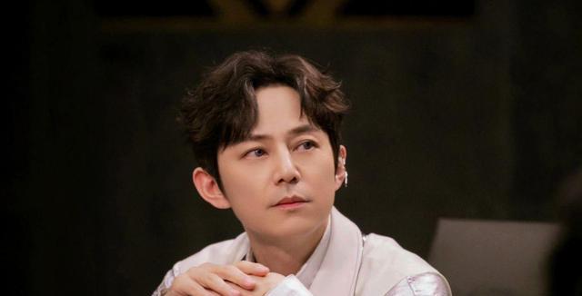 吴昕|芒果台力捧吴昕太明显，称其为女版撒贝宁，路人喊话“有剧本”