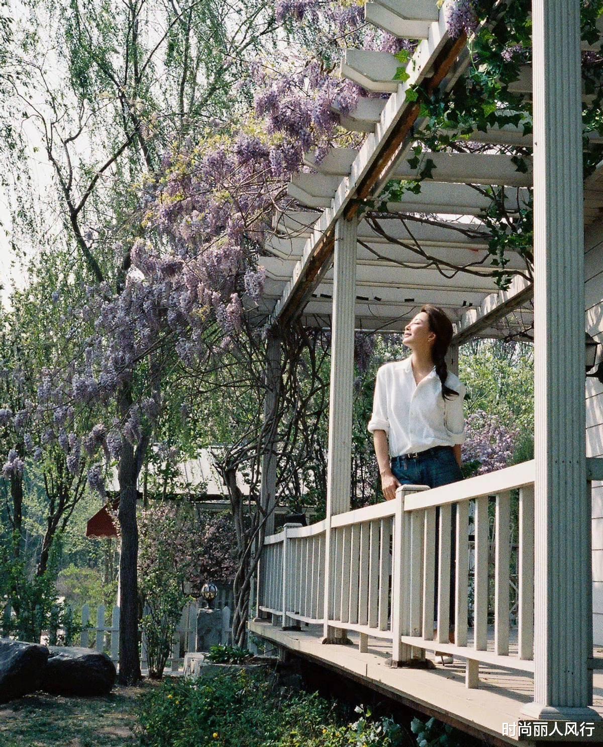 42岁殷桃拍少女风写真,大爆火!穿白衬衣配牛仔裤,真变少女