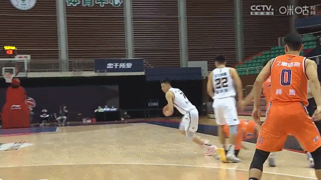 日本队|十佳球来啦！CBA扣篮天花板！他都能扣傻日本球员