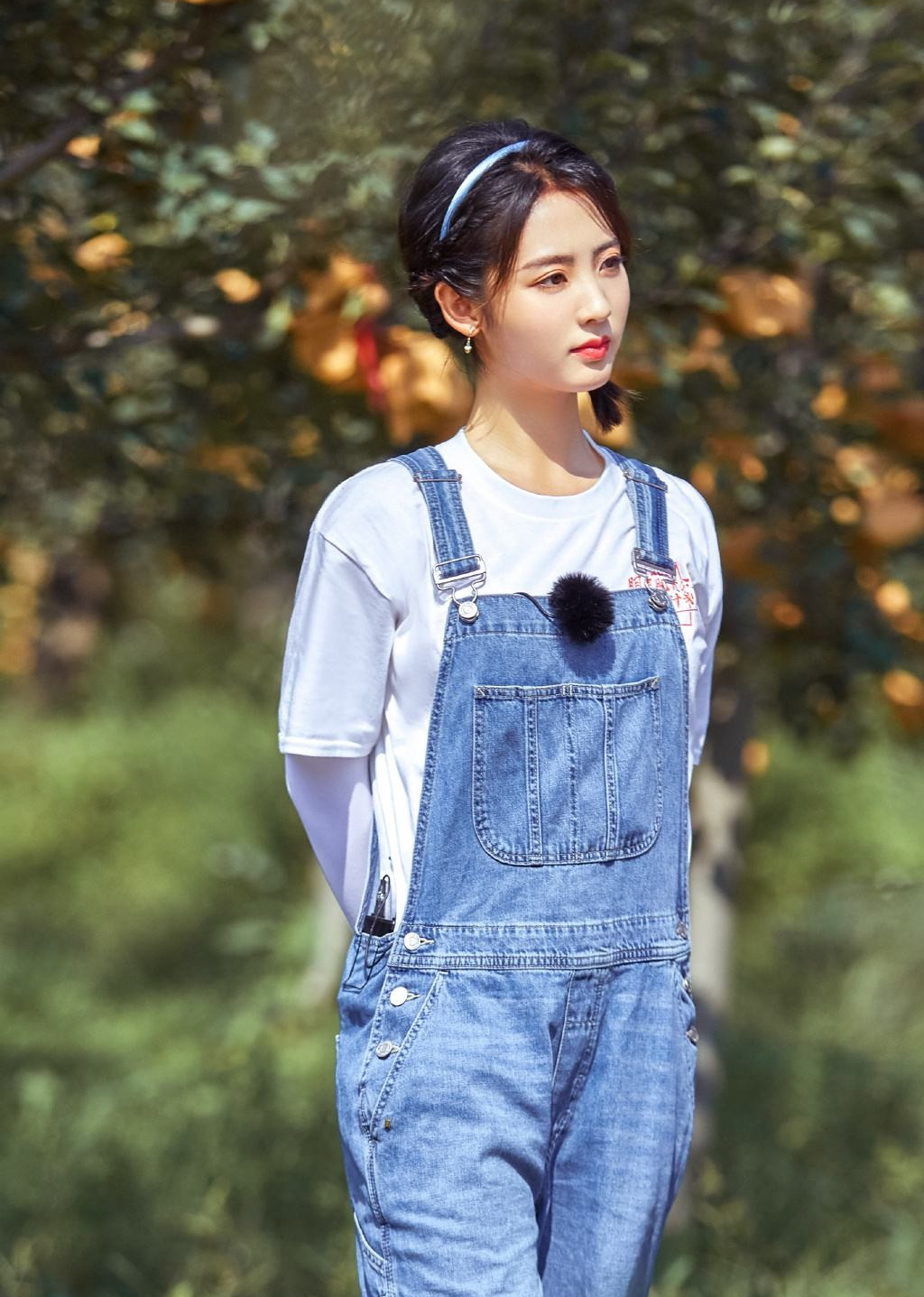 邢菲|邢菲近照，又被美到了，这身打扮我太喜欢了，清新气息扑面而来