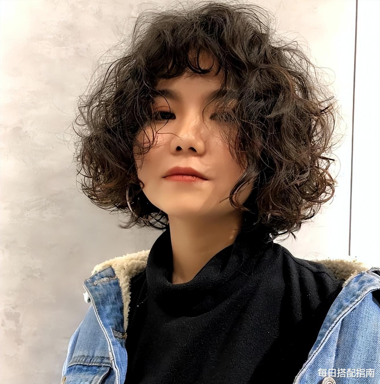 发型 放弃你的“大妈卷”吧，女人40岁后更适合这5款发型，减龄有气质