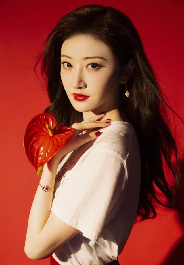 穿衣搭配 女生最显老的三款发型，你踩雷了吗？