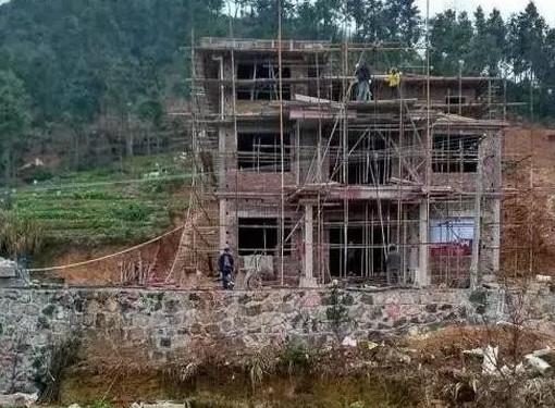 暴雨|农村小伙花40万在山坡盖别墅，一场暴雨后，却成了全村的笑话！