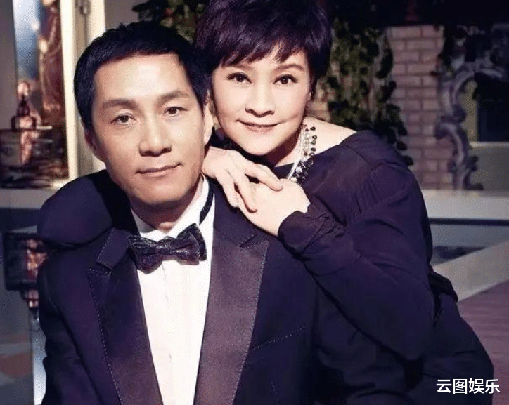 迪丽热巴|冯远征为大8岁妻子庆生，丁克29年仍恩爱，王茜华戴名牌胸针抢镜