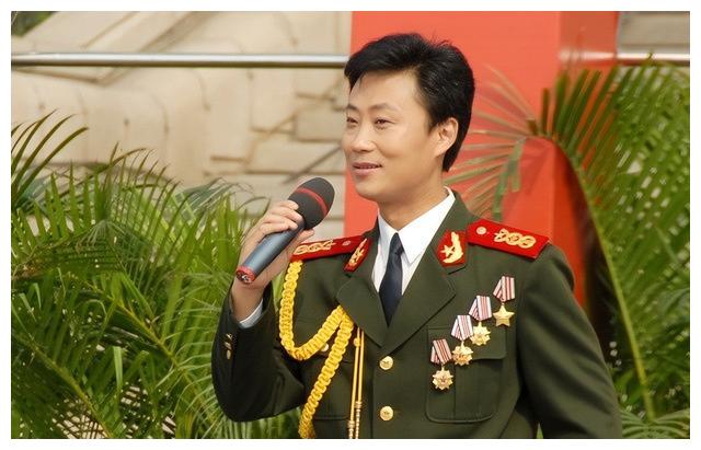 |耿为华：宠妻15年被抛弃，离婚当天与女儿抱头痛哭，51岁仍单身