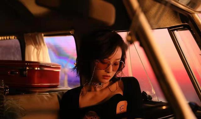 倪妮|倪妮在车内拍代言大片，穿衣搭配太显身材，被指“掉价了”