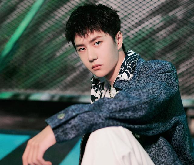 王一博|王一博成乐华的吸金牛，一年狂赚三个亿，难怪粉丝心疼打工仔