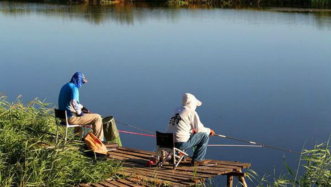 |早春钓鱼打窝要谨慎，这4种打窝方式最有效，鲫鲫也能连竿上