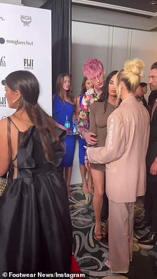 情侣|男友想亲梅根，拒绝冷落他的尴尬瞬间被拍，全脸写着：嫌弃