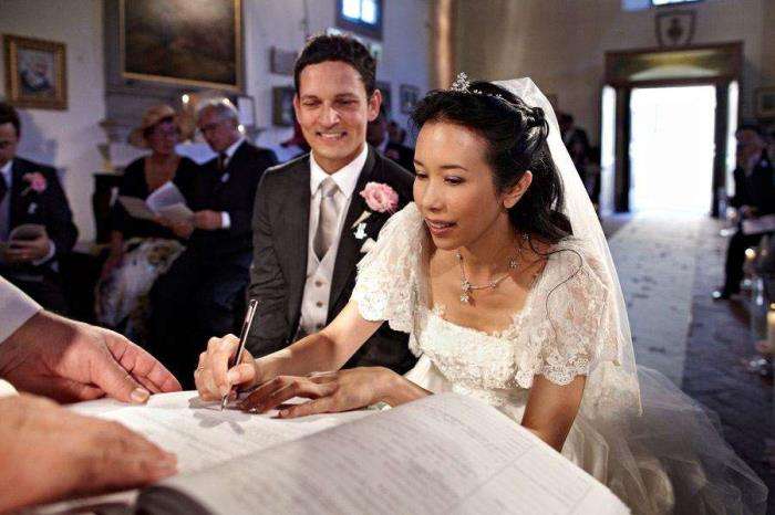 |52岁莫文蔚晒照庆生！与德国老公相拥合影太甜蜜，当后妈也很开心