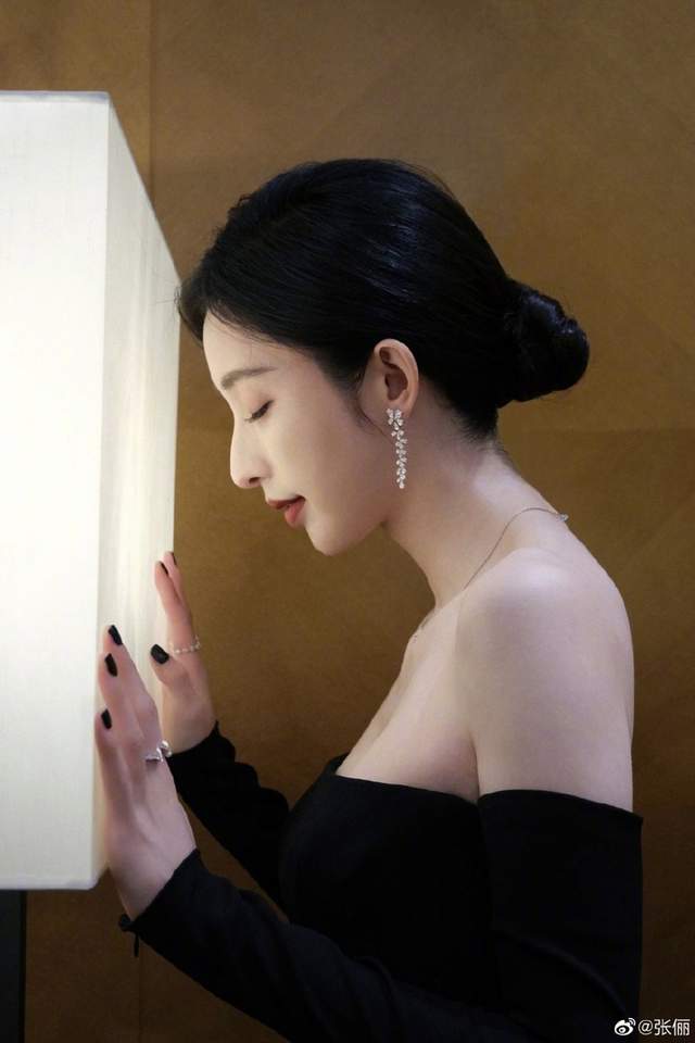 张俪|37岁张俪晒照大秀香肩美背!\九头身\身材实力吸睛,蚂蚁腰抢眼又抢镜