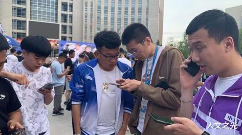 高考|为何用人单位执着“第一学历”？高中生和大专生的类比，可知答案