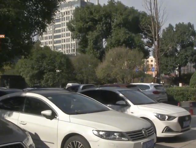 高楼瓷砖砸烂挡风玻璃,前去维权物业耍起无赖:天灾人祸不关我事