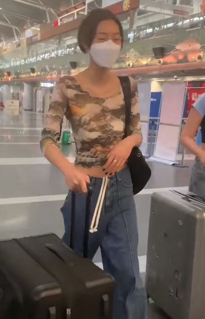 刘雯|井柏然刘雯恋情再添实锤?十指紧扣甜蜜出行,与李荣浩杨丞琳聚餐