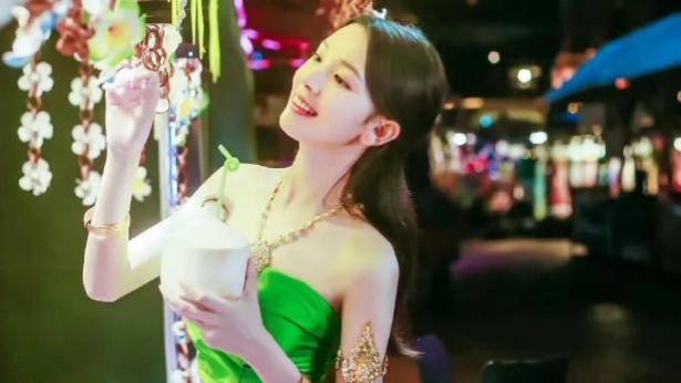 陈瑶|从婴儿肥到网红脸，“岳绮罗”的灵气去哪了？