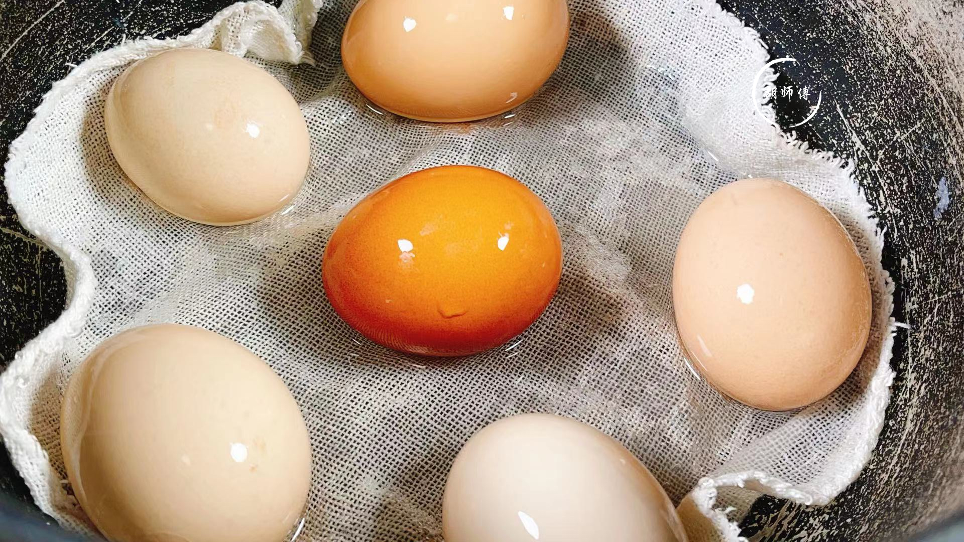 鸡蛋别再用水煮了，保姆教您一妙招，鸡蛋又香又嫩，壳一碰就掉