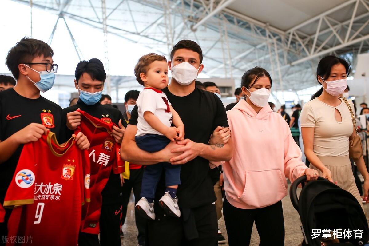 黄健翔|国足锋霸即将开启留洋之旅，跟新东家签约细节曝光，已达成协议！