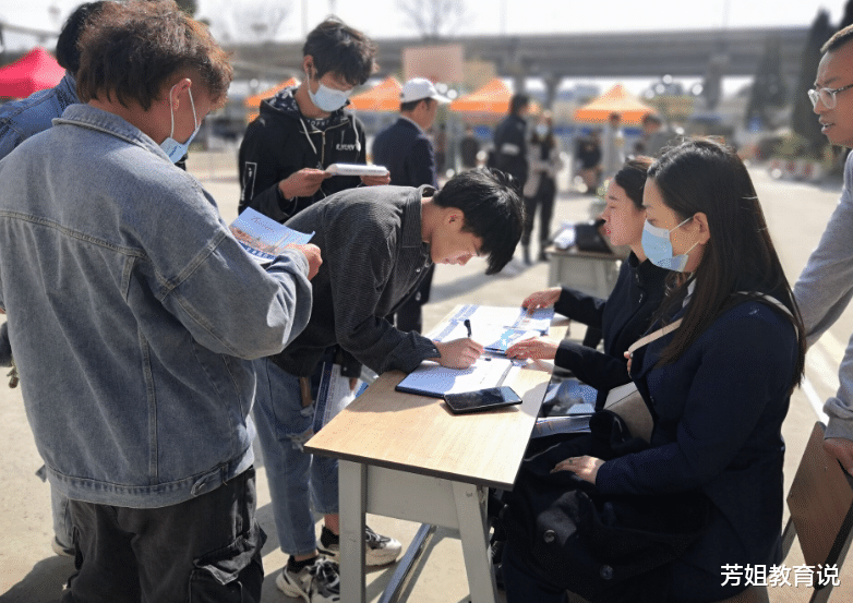 教师|新“下岗潮”来袭，两大热门岗位正在转型，还没毕业的学生很无奈