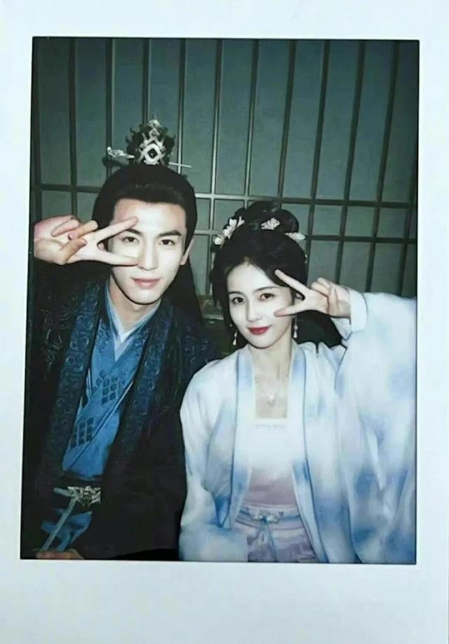 杨幂|白鹿到张凌赫家中两度过夜，热恋期情侣鞋被抓包，恋情助攻新剧