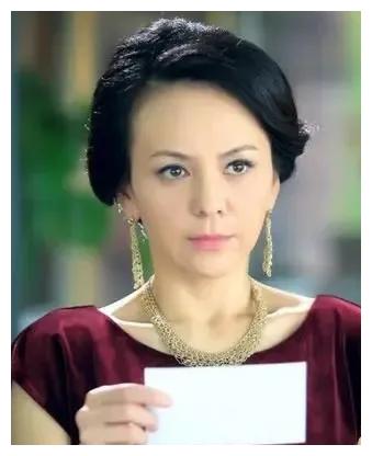 “中年美妇”王琳：两婚两离，35岁生下儿子，52岁还宛如少女