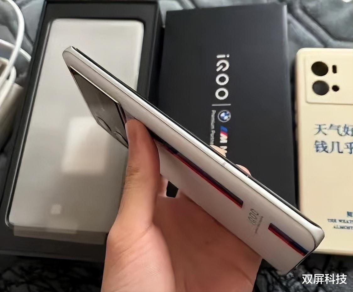 芯片|从5499跌至3229，2K超视网膜屏+独显芯片Pro+微云台双主摄