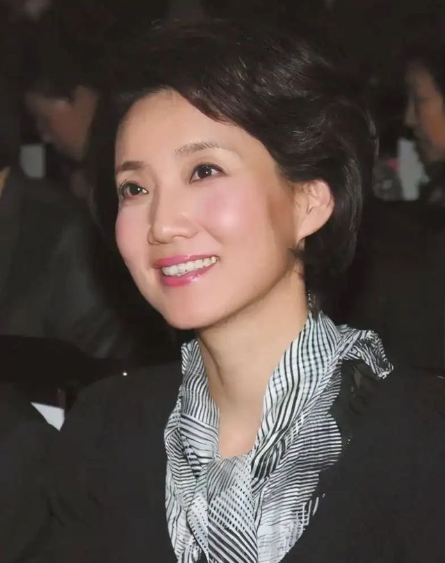 央视|央视主持人李修平:2段婚姻,二婚大10岁丈夫,59岁没孩子也幸福