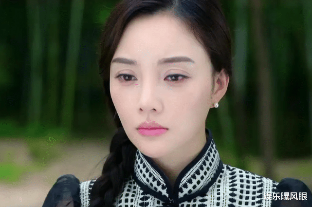 奚梦瑶 奚梦瑶分享女儿口水巾,面部圆润撞脸李小璐,手上美甲成亮点