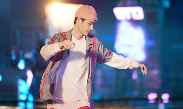 王一博|王一博街舞大秀很有态度，有趣又可爱，摩托车舞步创意十足