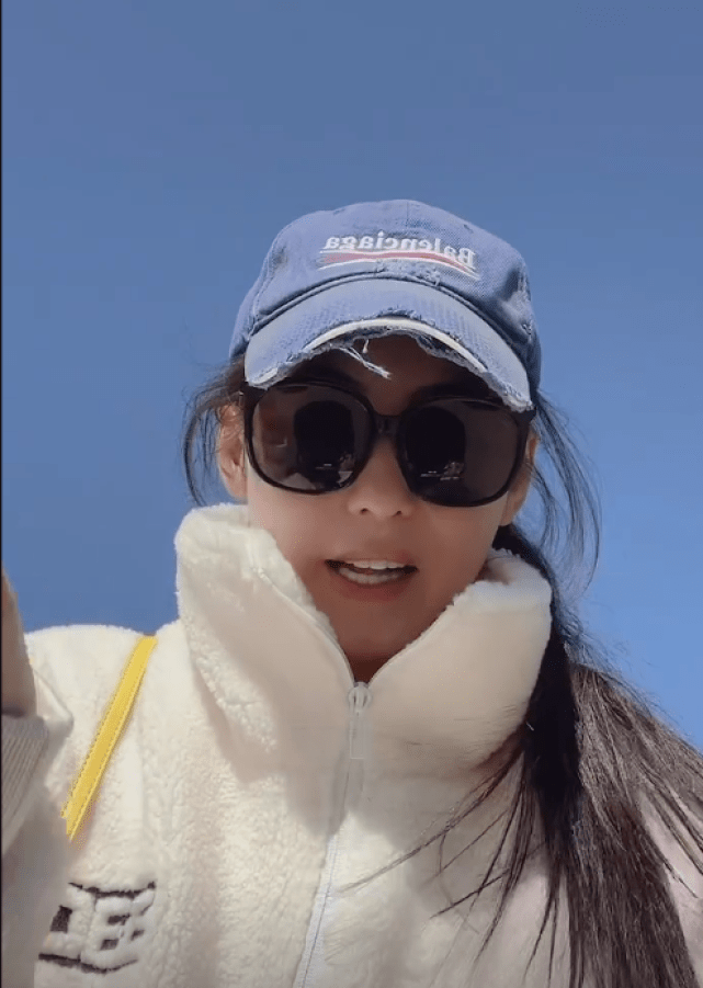 古力娜扎|张柏芝带小儿子逛游乐场,当众摘口罩不畏感染风险,现场人山人海