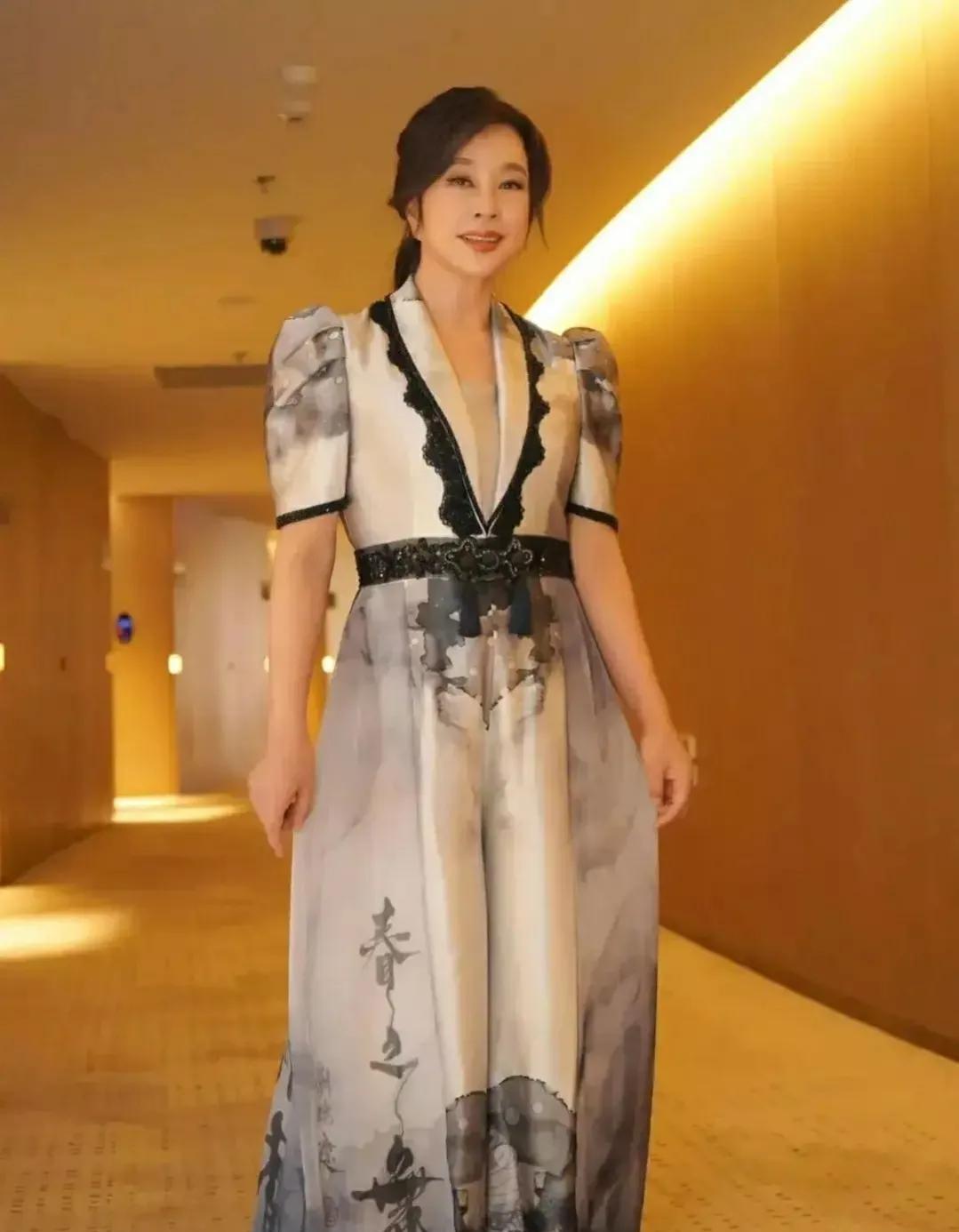 董卿|不老女神人设崩塌,台上女神台下像买菜大妈不敢认,面部不忍直视