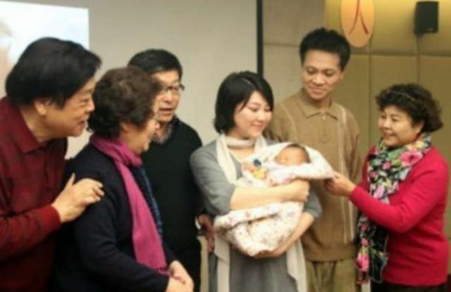 赵忠祥|赵忠祥46岁独子罕见露面,高大魁梧外貌神似父亲,爱妻是倪萍亲戚