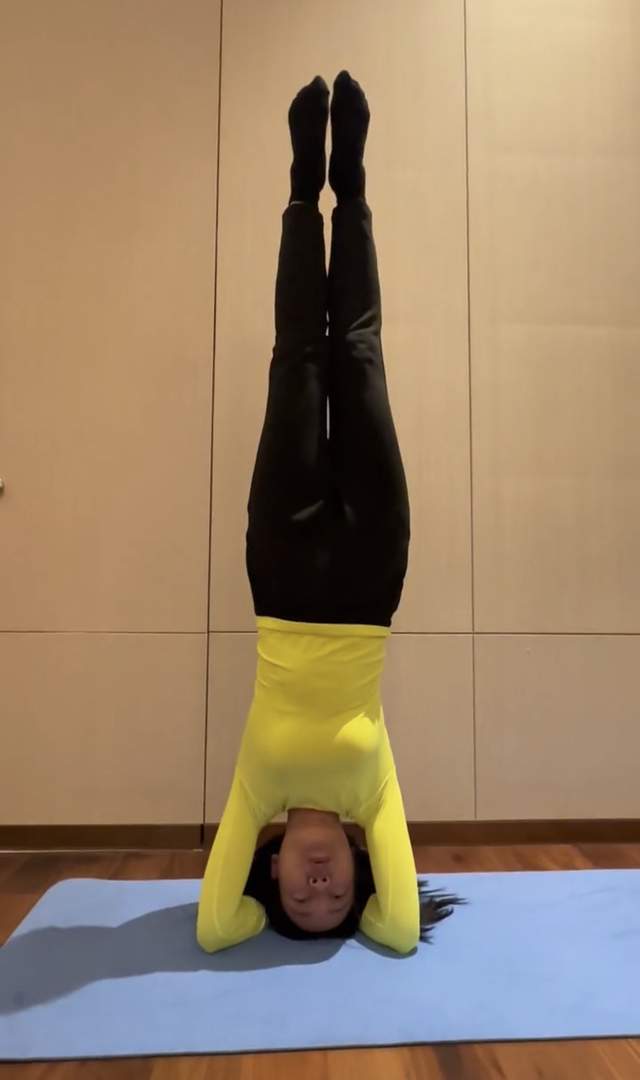 周群|49岁主持人周群晒豪宅内景,倒立不靠墙身体笔直,半空劈叉太轻松