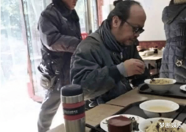 窦唯|王菲的前夫窦唯：过气后省吃俭用，给两个女儿一人一套房