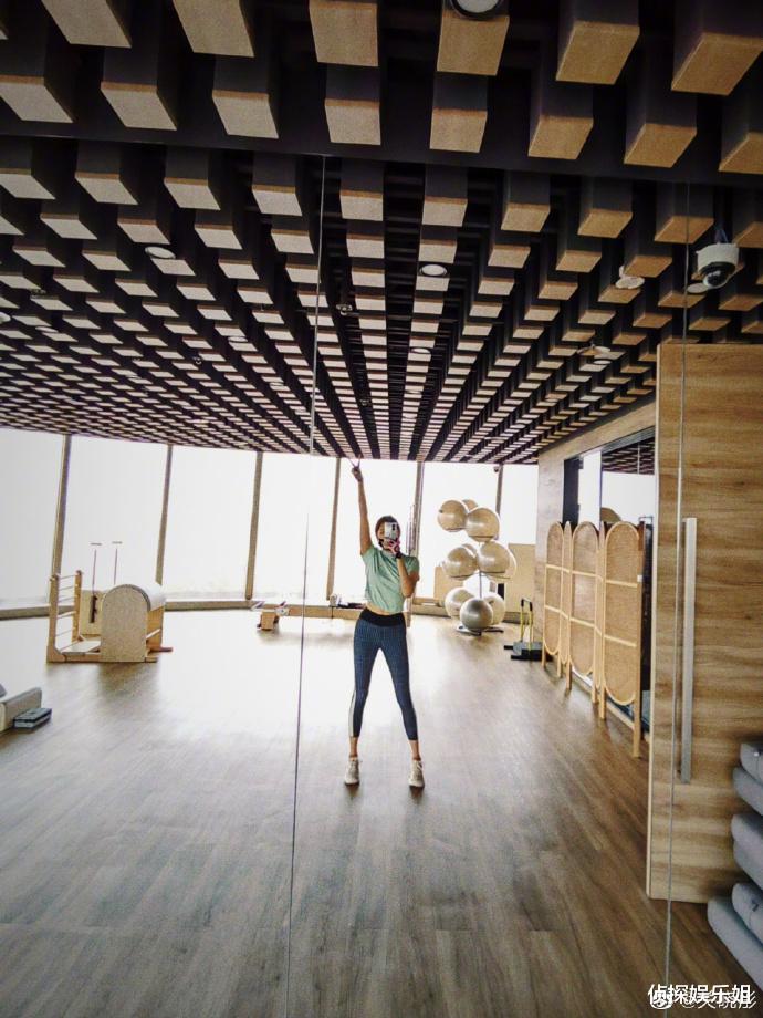 鲍蕾|关晓彤晒健身照秀马甲线,力证自己未怀孕,暗指与鹿晗旅行吃胖了