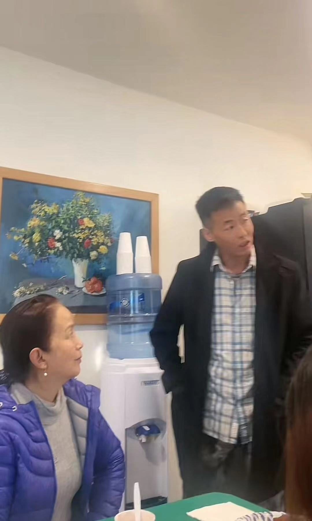 吕丽萍|吕丽萍定居美国频频豪宅内宴客！孙海英黑瘦头发稀疏，苍老认不出！