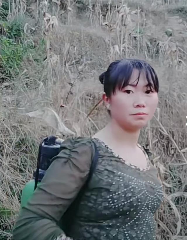 女子晒全家福,32岁已是9个孩子的母亲,网友调侃:没别的爱好吗