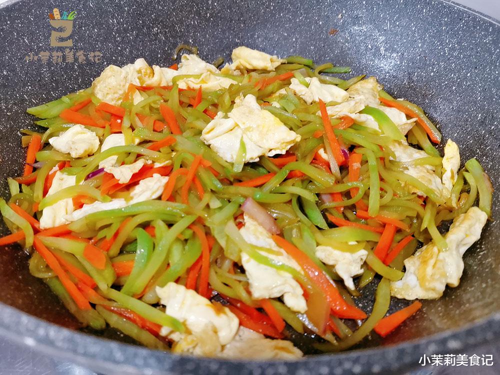 熬夜|皮肤干燥特别显老,建议女人少吃“燥物”,多吃5样,水润细腻显年轻